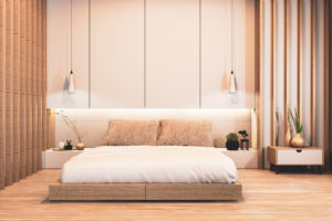 Schlafzimmer im japanischen Stil mit Holzlatten und verstecktem Licht