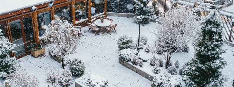 verschneiter Garten im Winter