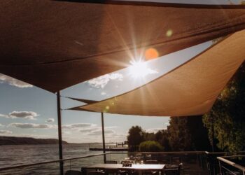 Terrasse in Abendstimmung am Wasser
