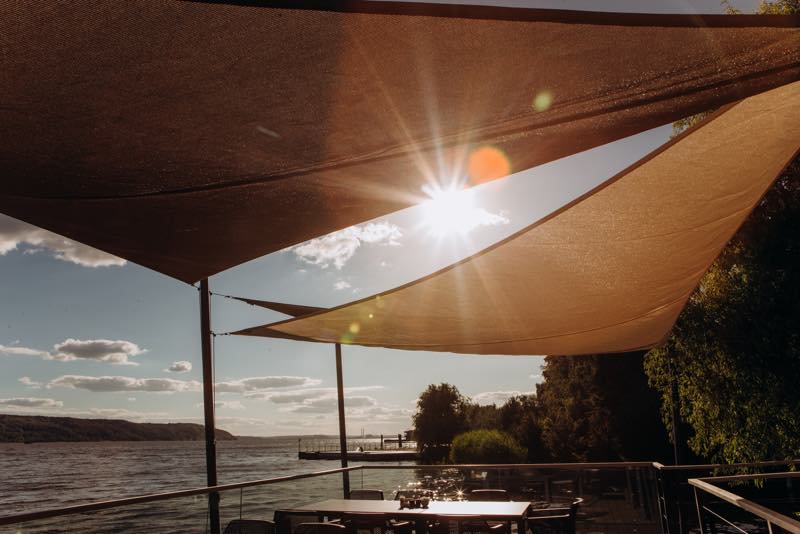 Terrasse in Abendstimmung am Wasser