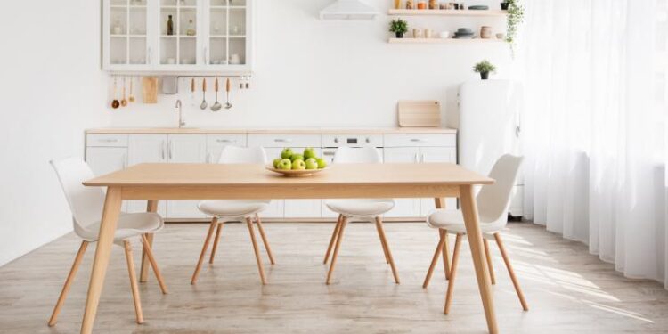 großer Esstisch in skandinavischer Küche
